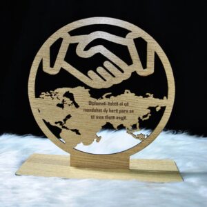 trofe druri - vlera art - trofe i personalizuar - trofe i gdhendur me lazer - trofe per 7 marsin - trofe per vitin e ri - trofe per ditelindje