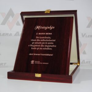trofe druri - vlera art - trofe i personalizuar - trofe i gdhendur me lazer - trofe per 7 marsin - trofe per vitin e ri - trofe per ditelindje