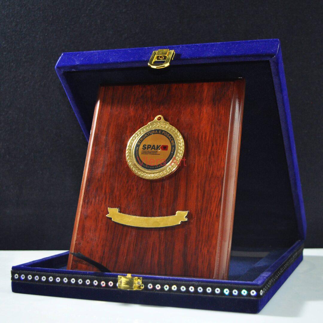 vlera art - trofe druri i personalizuar - trofe mirenjohje - trofe blu - trofe performance - trofe vitin e ri - dhurate per 7-8 marsin - trofe kamosh - trophy -