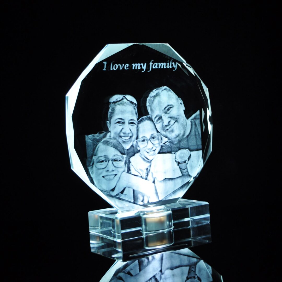 trofe kristali - vlera art - trofe i personalizuar - kristal me foto 3D - 3d crystal - dhurate per pervjetor - dhurate e vecante- dhurate per familje-dhurate per ditelindje-dhurate me foto