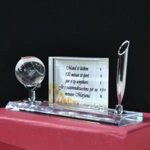 Aksesor zyre kristali me glob dhe me mbajtese stilolapsi i personalizuar- dhurata per 7 marsin- dhurata per mesues- dhurata per profesor-7 marsi- dhurata per zysha- dhurata per zyra